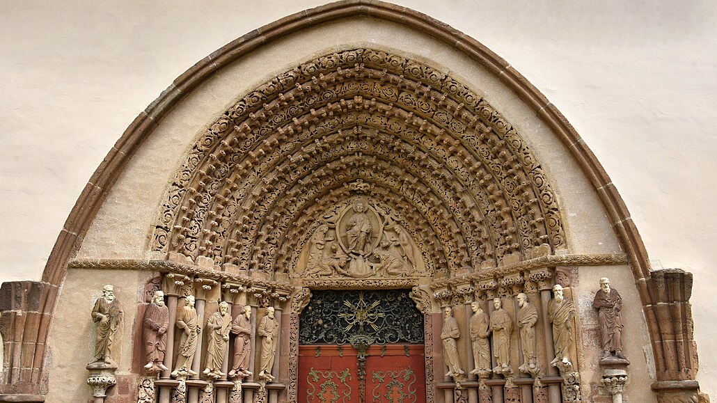 Unikátní je goticko-románský kostel Nanebevzetí Panny Marie s gotickým portálem...