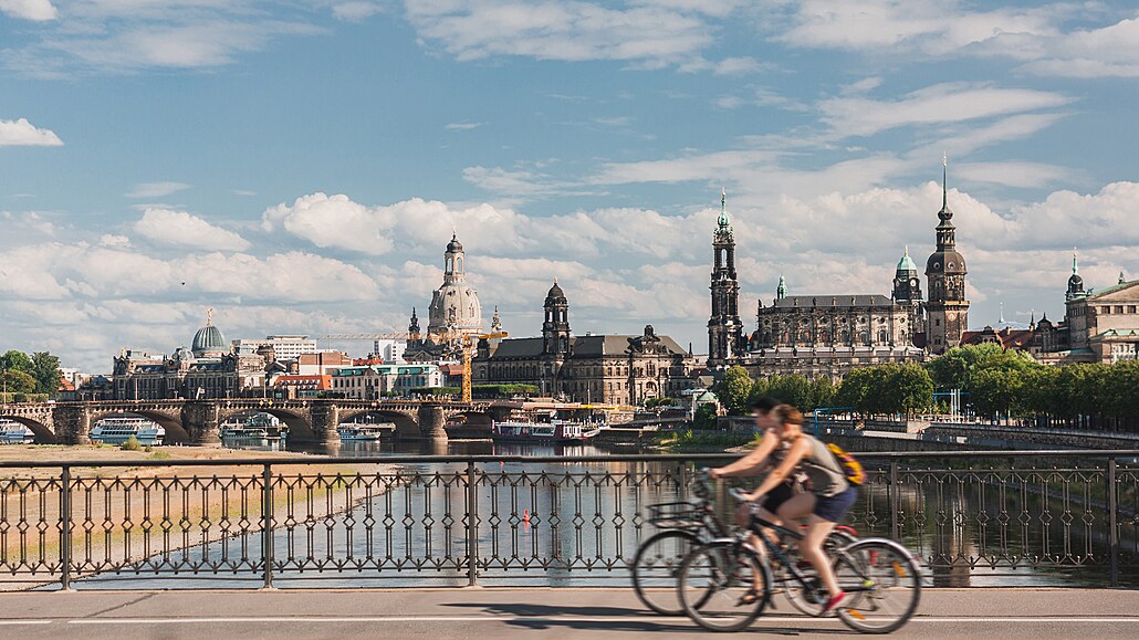 Cyklostezky v okolí �eska. Vydat se lze za dobrým vínem, horskou turistikou...