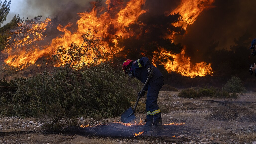 Hasii zasahují poté, co se plameny blíí ve vesnici Vati na eckém ostrov...