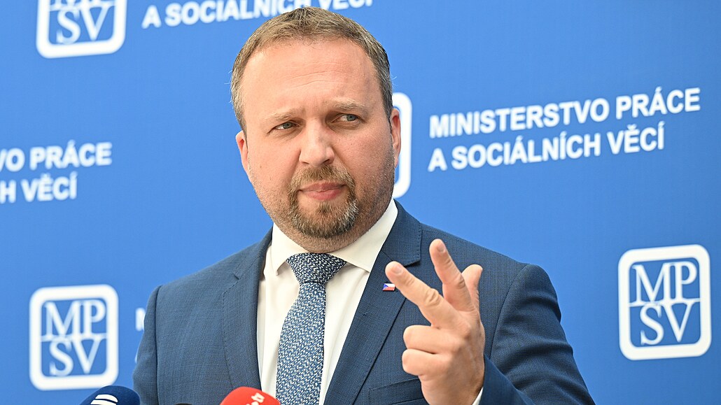 Ministr práce a sociálních věcí Marian Jurečka (KDU-ČSL) na tiskové konferenci...