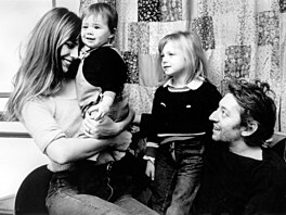 Jane Birkin a Serge Gainsbourg se o soukromí rádi dlili. Na snímku s dcerami...