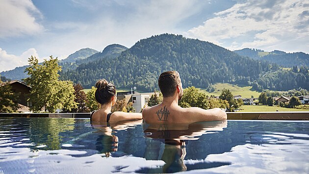 Saalfelden Leogang. Termály na slunené náhorní ploin s výhledem na Alpy