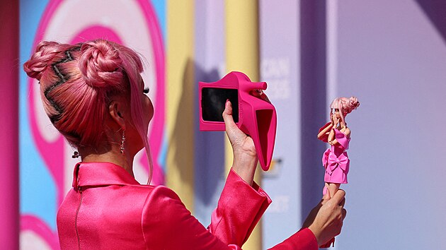 Jedna z mnoha fanynek na premie filmu Barbie v Los Angeles. Dress code nebyl pedepsan,
pesto outfitm vldla jedna jedin barva