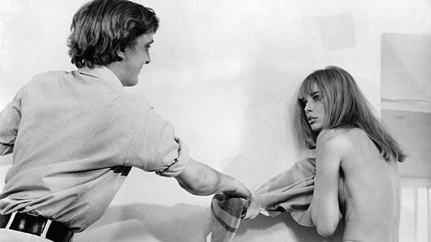 Epizodn role v ikonickm filmu. Jane Birkin si zahrla modelku v Antonioniho Zvtenin (1966).