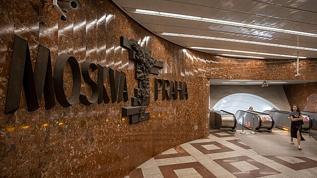 Komunistick minulost ve stanici metra Andl - ve vestibulu i na nstupitch.