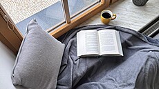 Na �irokém parapetu designérka nejrad�ji �te nebo odpo�ívá