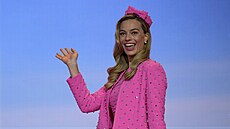 Margot Robbieová jako Barbie na růžovém koberci