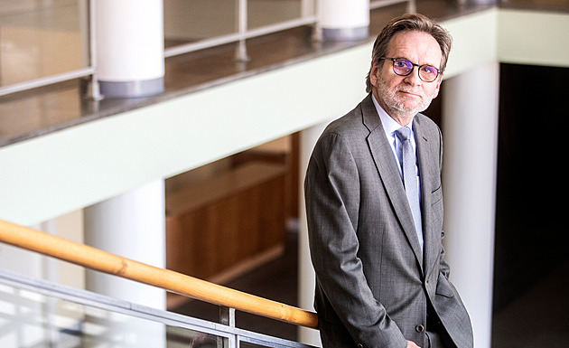 Zemřel pilíř české diplomacie Martin Povejšil. Bylo mu 62 let