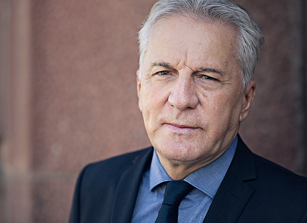 Česká justice se po převratu obešla bez čistek, vysvětluje historik. Vyplavou ještě další kostlivci?