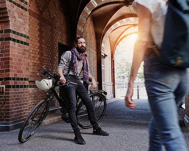 Bicykl, které se řítí rychlostí motorky. V Česku se rozšířilo „hackování“ elektrokol, často je to ale nelegální