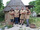 �eská výprava v malém archeoskanzenu (neolitické vesnici) v krajském m�st�...