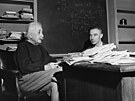 Ve filmu jde Oppenheimer za Albertem Einsteinem, aby s ním konzultoval výpoty...