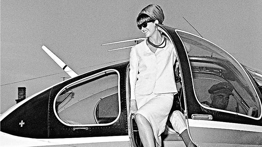 Hvzda ve Varech. Claudia Cardinalová vystupuje v roce 1964 z aerotaxi po...