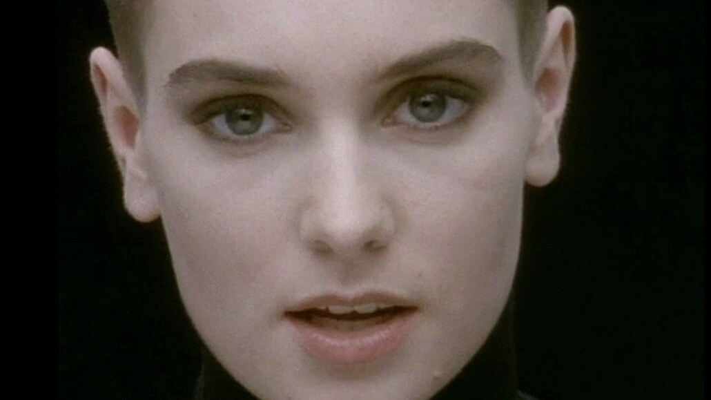 Skladba Nothing Compares 2 U v podání Sinéad OConnor mla celou kálu lidských...