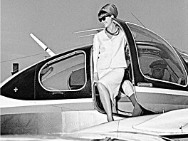 Hvzda ve Varech. Claudia Cardinalová vystupuje v roce 1964 z aerotaxi po...