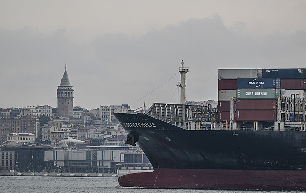 S lodí, jež vozí obilí. Ruská námořní blokáda naráží na Číňany