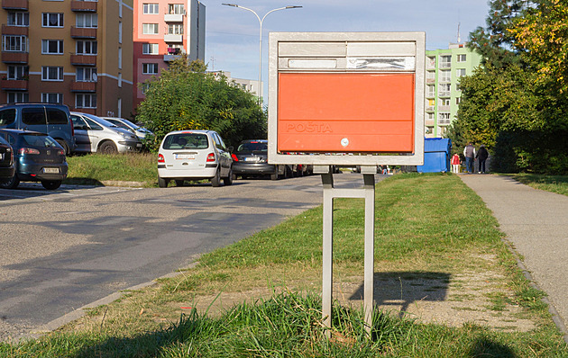Z ulic mizí schránky. Česká pošta zrušila během jednoho roku na tisícovku oranžových boxů