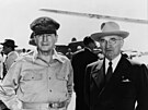 Generála McArthura (vlevo) odvolal prezident Truman (vpravo) z Koreje poté, co...