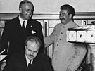 Stalin se smje, kdy Vjaeslav Molotov podepisuje sovtsko-nmecký pakt....