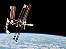 Americký raketoplán Endeavour pipojený k Mezinárodní vesmírné stanici ISS. Éra...