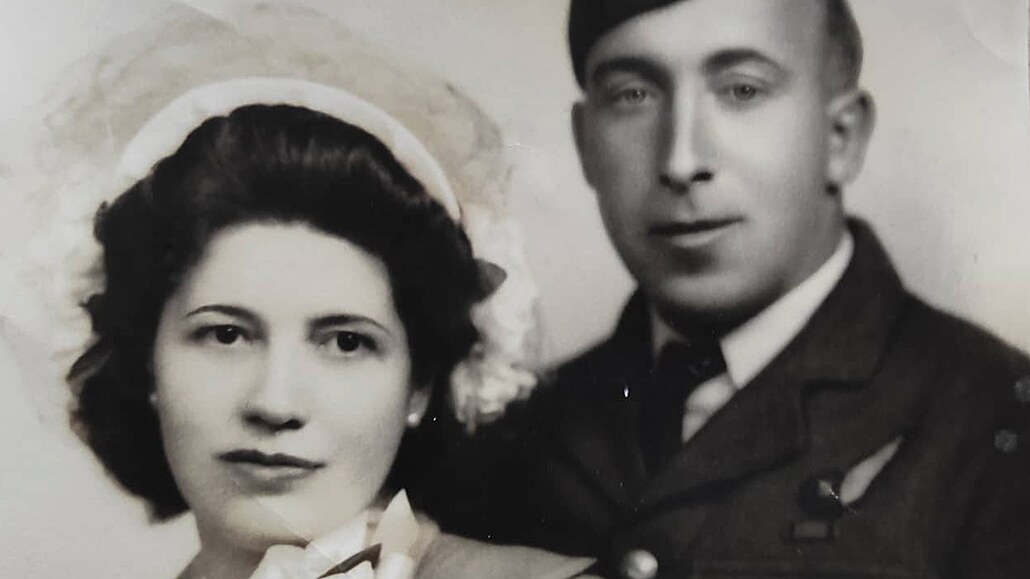 Svatební fotografie Josefa Halara a jeho manelky Heleny. Od padesátých let...