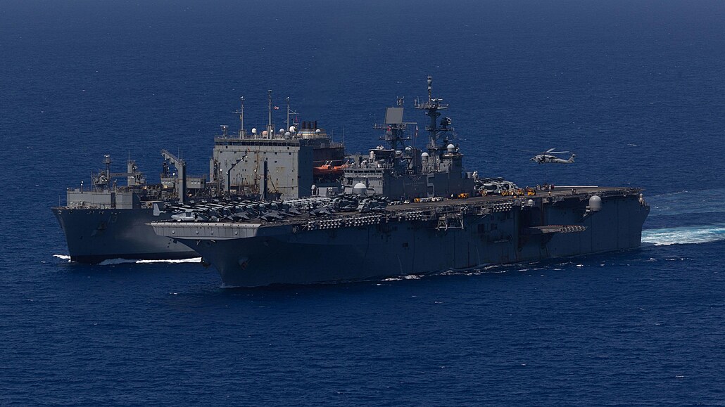 Ameriané vyslali do oblasti výsadkovou lo USS Bataan. Na snímku z minulého...