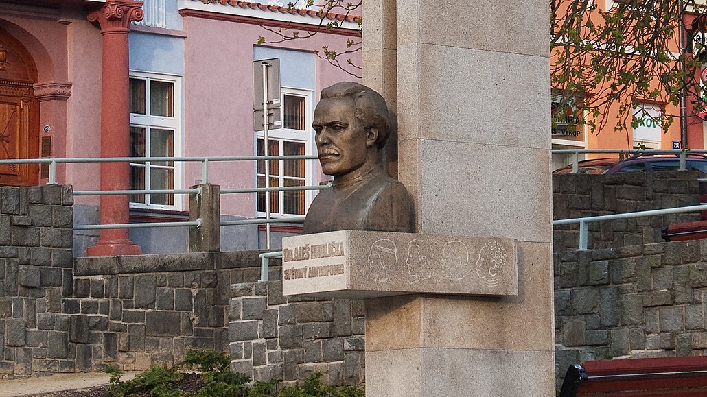 Pomník antropologa dr. Alee Hrdliky v rodném Humpolci.