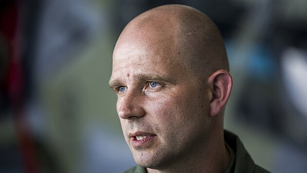 Arm�da ve �tvrtek slavnostn� p�evzala prvn� dva nov� americk� bitevn� vrtuln�ky AH-1Z Viper. Pilot, major Jan Vacek