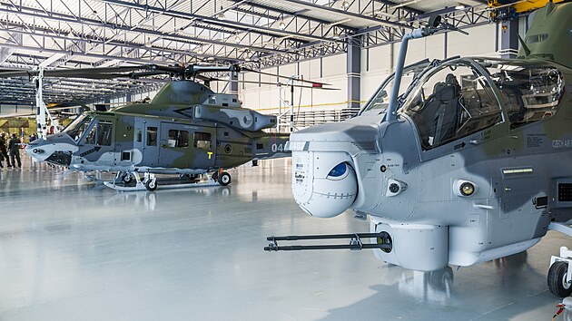 Arm�da ve �tvrtek slavnostn� p�evzala prvn� dva nov� americk� bitevn� vrtuln�ky AH-1Z Viper (vp�edu) a UH-1Y Venom.