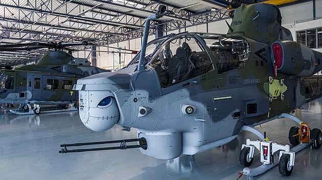 Arm�da ve �tvrtek slavnostn� p�evzala prvn� dva nov� americk� bitevn� vrtuln�ky AH-1Z Viper (vp�edu) a UH-1Y Venom.