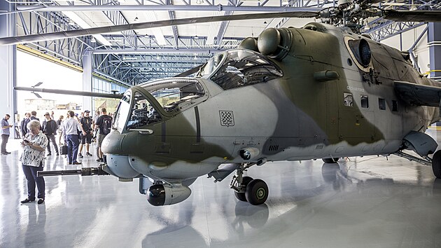 Arm�da ve �tvrtek slavnostn� p�evzala prvn� dva nov� americk� bitevn� vrtuln�ky AH-1Z Viper, na sn�mku dnes u� odstaven� sov�tsk� Mi-24.