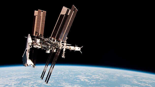 Americký raketoplán Endeavour pipojený k Mezinárodní vesmírné stanici ISS. Éra...