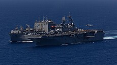 Američané vyslali do oblasti výsadkovou loď USS Bataan. Na snímku z minulého...