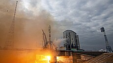 Rusko v noci na pátek vyslalo z kosmodromu Vosto�nyj raketu Sojuz 2.1b s...