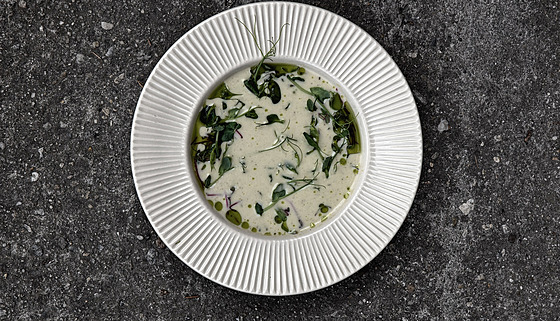 Lehkou krémovou polévku z patisonu ovoní (a zárove� dochutí) pa�itka, hrá�ek a...