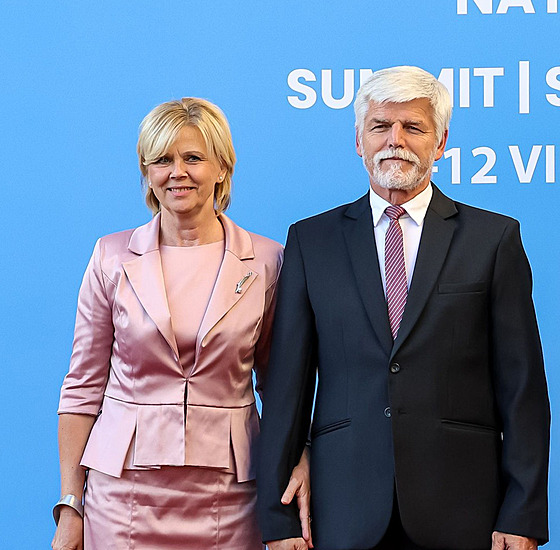Bolavá podívaná. Eva Pavlová nemla pi výmn stylistek astnou ruku. Modely...