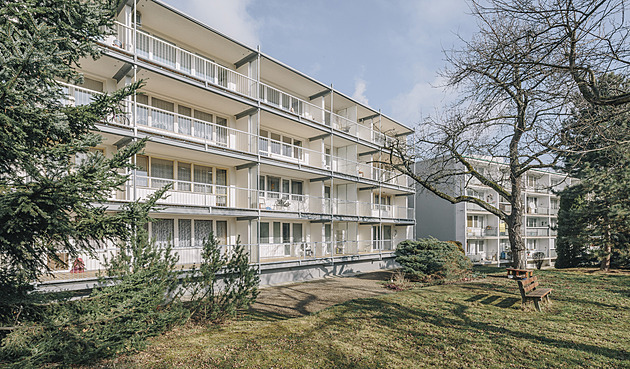 Balkonové oživení. Panelák v Hostivaři aspiruje na cenu za architekturu