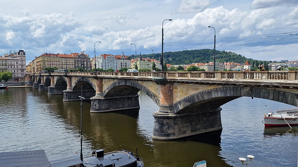 Sedm segmentových oblouk nad Vltavou. Münzbergerv a Reiterv Palackého most...