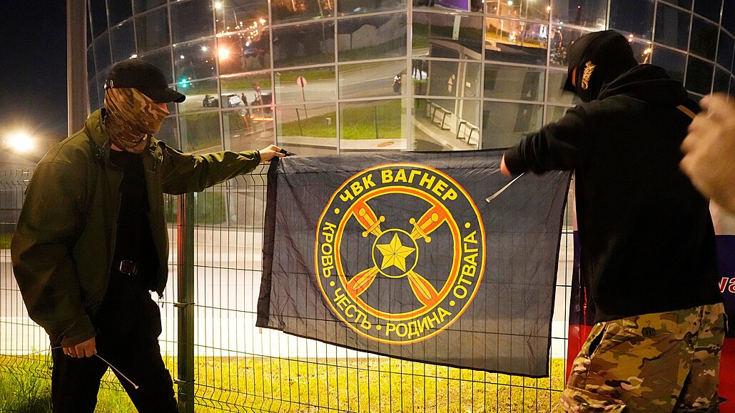 Příznivci Wagnerovy skupiny vyvěšují vlajku před sídlem této organizace v...