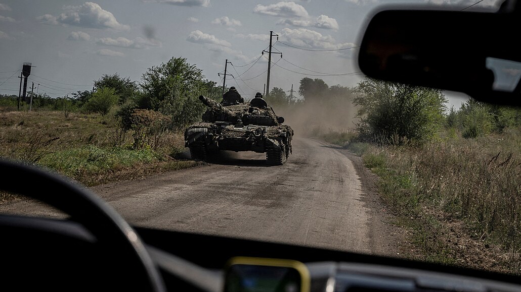 Ukrajinský tank poblíž obce Robotyne.