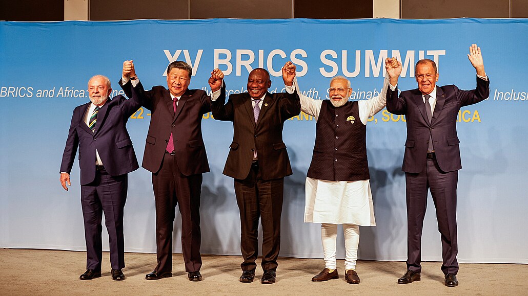 Pedstavitelé BRICS na srpnovém summitu v JAR: zleva prezident Brazílie Luiz Inácio Lula da Silva, íny Si in-pching, JAR Cyril Ramaphosa, premiér Indie Naréndra Módí a éf ruské diplomacie Sergej Lavrov.