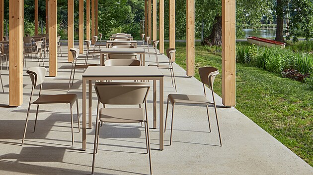 Venkovn� restaurace p�sob� lehce a vzdu�n�. V�sledek se ale m�rn� li�� od architektonick�ho n�vrhu. Kv�li �spor�m do�lo ke zm�n�m n�kter�ch materi�l�, t�eba kolem provozn� ��sti m�ly b�t panely, nakonec jsou to jen cementot��skov� desky. Drobnou slabinou stavby tak� je, �e mohla b�t v�t��. Pod st�echu se nemusej� v�ichni vej�t a stoly se d�vaj� i kolem budovy.