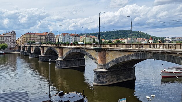 Sedm segmentových oblouk nad Vltavou. Münzbergerv a Reiterv Palackého most...