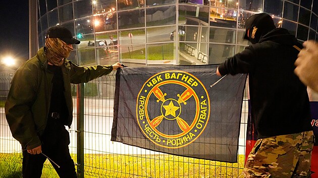 Píznivci Wagnerovy skupiny vyvují vlajku ped sídlem této organizace v...