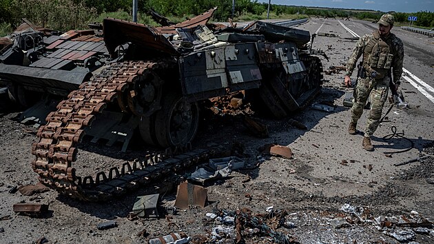 Zniený ukrajinský tank u obce Robotyne.