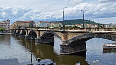 Sedm segmentových oblouků nad Vltavou. Münzbergerův a Reiterův Palackého most...