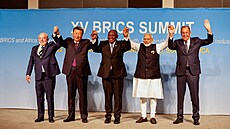 Zástupci členských států BRICS (zleva) brazilský prezident Luiz Inácio Lula da...