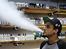 Andrew Teasley na snímku vypoutí z plic kou vytvoený e-cigaretou.