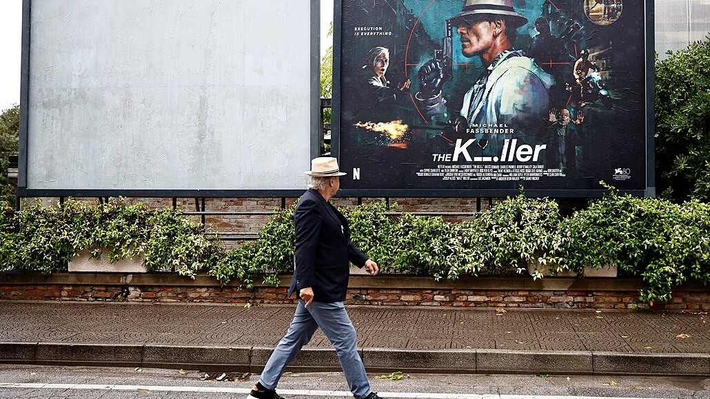 Nabito od Netflixu. Benátský chodec míjí plakát snímku The Killer reiséra...