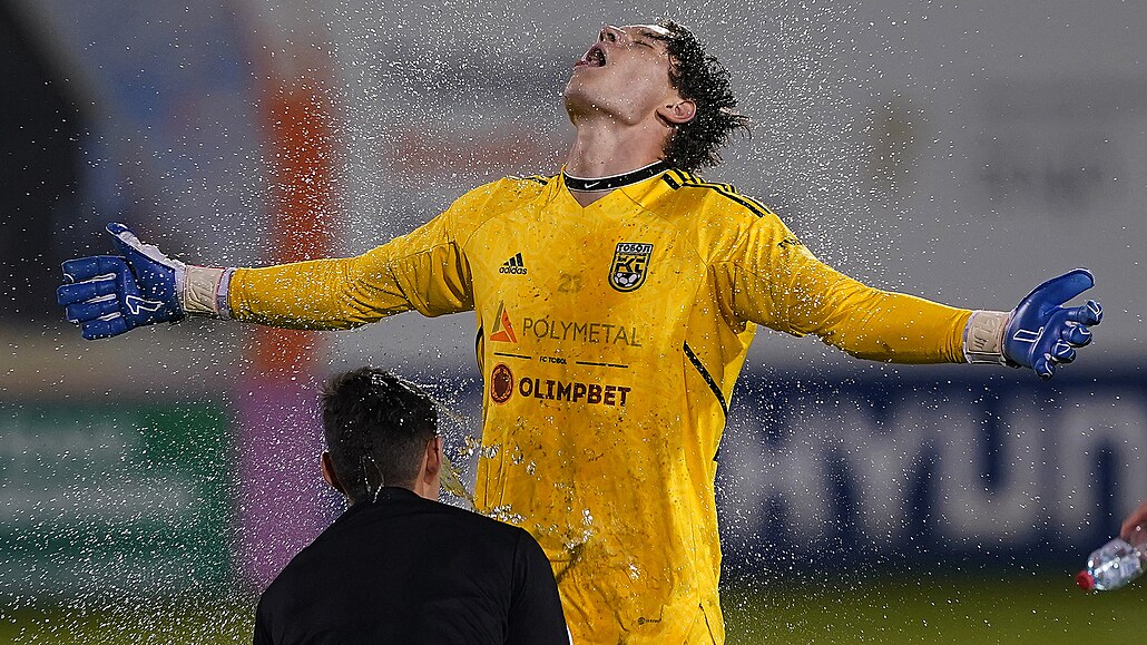 Fotbalisté Tobolu Kostonaj slaví postup do souboje proti Plzni v p�edkole...